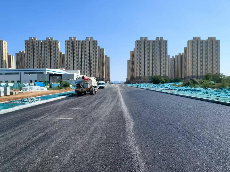 咸陽市裝備制造產(chǎn)業(yè)園天惠路(興業(yè)西路—城市運(yùn)動公園)瀝青下面層順利貫通